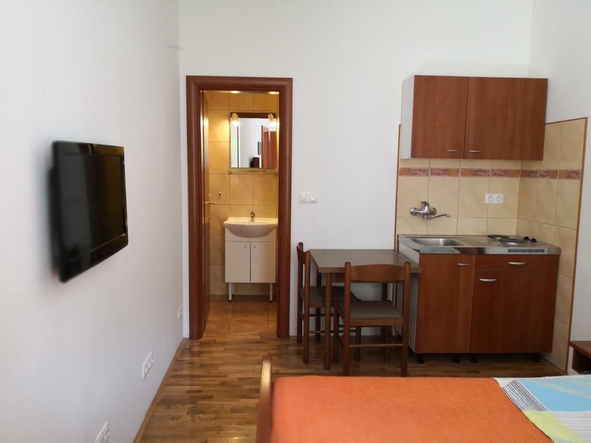 Apartments Jaksic Postira Bagian luar foto
