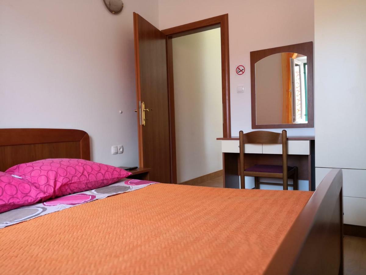 Apartments Jaksic Postira Bagian luar foto
